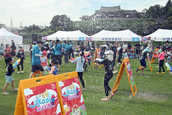 [밀양=뉴시스] 밀양 수퍼 페스티벌 물놀이 전경. (사진= 밀양시 제공) 2025.09.26. photo@newsis.com *재판매 및 DB 금지