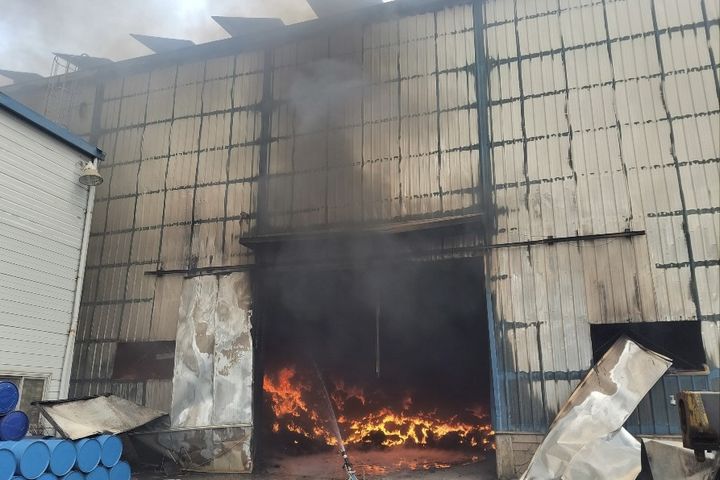 [광주=뉴시스] 26일 오전 전남 광양시 태인동 한 타이어 공장에서 불이 나 소방 당국이 불을 끄고 있다. (사진=광양소방 제공) 2025.09.26. photo@newsis.com *재판매 및 DB 금지