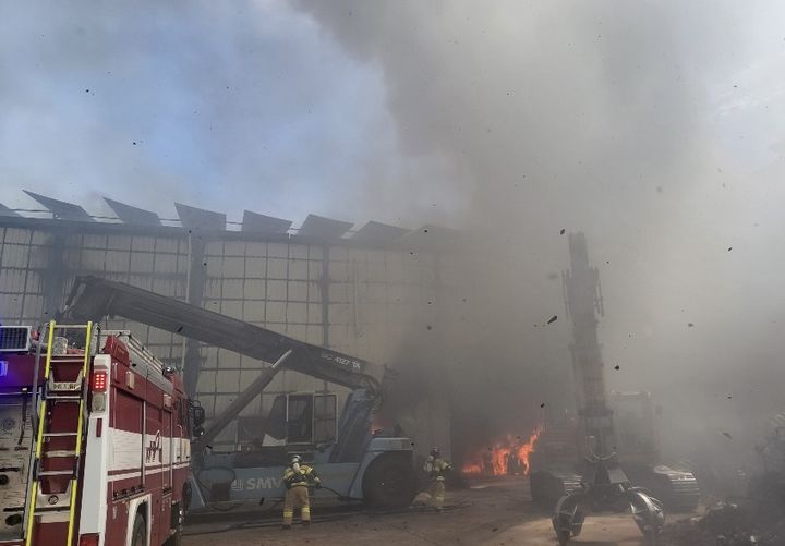 [광양=뉴시스] 26일 오전 전남 광양시 태인동 한 타이어 공장에서 불이 나 소방 당국이 불을 끄고 있다. (사진=광양소방 제공) 2025.09.26. photo@newsis.com *재판매 및 DB 금지