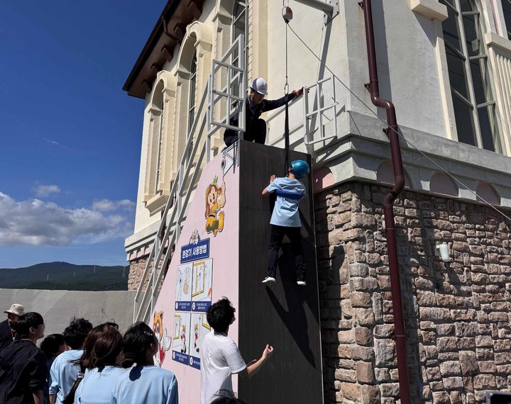 [부산=뉴시스] 26일 롯데월드 어드벤처 부산 내에 설치된 소방 안전 시설 훈련을 학생들이 체험하고 있다. (사진=롯데월드 어드벤처 부산 제공) 2025.09.26. photo@newsis.com *재판매 및 DB 금지