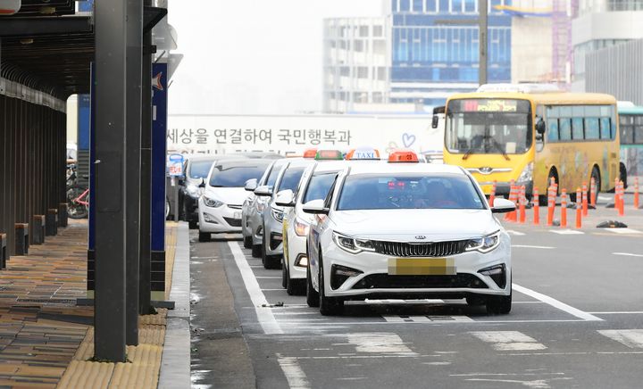 [화성=뉴시스]동탄역 택시 승강장에서 승객을 기다리는 택시들.(사진=화성시 제공)2025.09.26.photo@newsis.com *재판매 및 DB 금지