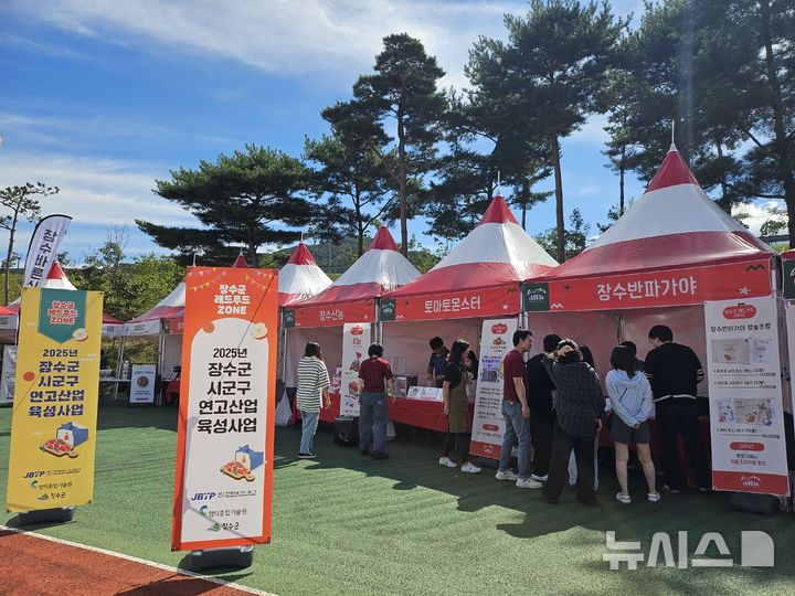 [전북=뉴시스] 전북TP, 장수 트레일레이스 연계 참여기업 판로개척 지원 모습. (사진= 전북테크노파크 제공) *재판매 및 DB 금지