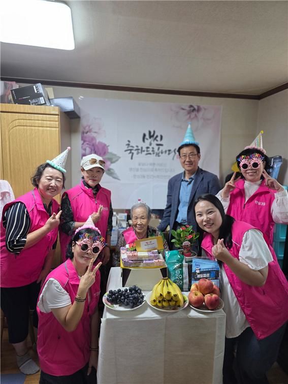 [대구=뉴시스] 대구 안심3동 민간사회안전망위원회와 행정복지센터가 '사랑의 생신잔치'를 열고 지역 내 홀몸 어르신들에게 생일 케이크와 과일 등 선물을 전달했다. (사진=대구 동구 제공) 2025.09.26. photo@newsis.com *재판매 및 DB 금지