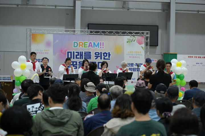 [논산=뉴시스]논산시 사람꽃복지관은 25일 논산 전천후실내체육관에서 '소중한사람들 진로·직업 체험 박람회'를 개최했다. 2025. 09. 26 photo@newsis.com *재판매 및 DB 금지