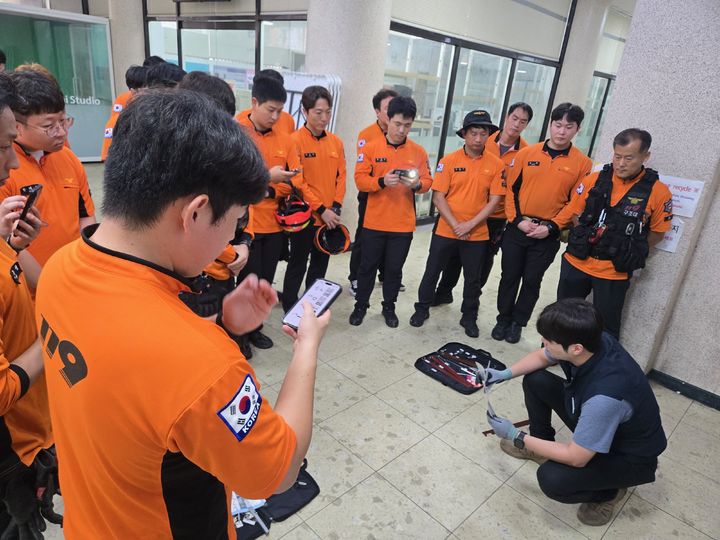 [전주=뉴시스] 지난 25일 전북 전주시 전북대학교 공과대학 8호관에서 진행된 승강기 사고 대응 역량강화 합동훈련에서 훈련에 참석한 소방대원들이 이희원 한국승강기안전공단 전북동부지사 대리(오른쪽)의 교육을 듣고 있다. (사진=한국승강기안전공단 전북동부지사 제공) 2025.09.26. photo@newsis.com *재판매 및 DB 금지