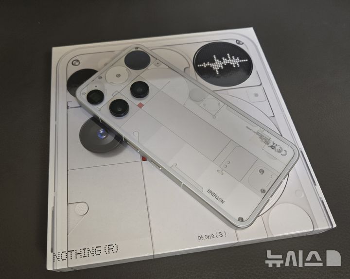 [서울=뉴시스]낫싱의 첫 플래그십폰 '폰 (3)'. (사진=윤현성 기자)