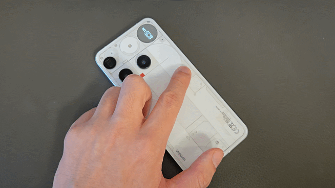 낫싱 폰 (3)의 후면에는 글리프 매트릭스 바로 아래 터치 방식의 물리적 버튼이 새롭게 추가됐다. 이 버튼을 누르면 글리프 매트릭스가 '글리프 토이즈'라는 미니 게임과 도구 모음으로 변신한다. 사진은 글리프 토이즈를 통해 병 돌리기 미니게임을 구동한 모습. (사진=윤현성 기자) *재판매 및 DB 금지