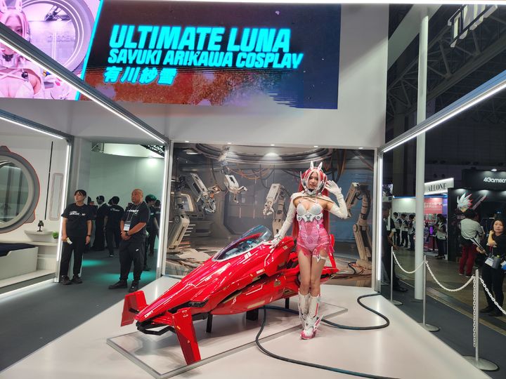 [도쿄(일본)=뉴시스] 오동현 기자 = 일본 지바현 마쿠하리 멧세에서 열린 '도쿄게임쇼(TGS) 2025'에 전시된 넥슨 '퍼스트 디센던트' 부스에서 게임 캐릭터 코스프레 행사가 진행 중이다. 2025.09.26. odong85@newsis.com