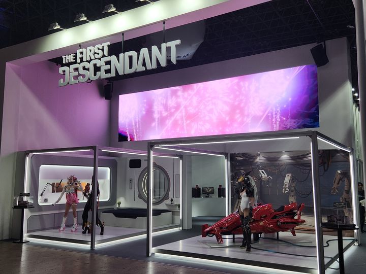 [도쿄(일본)=뉴시스] 오동현 기자 = 일본 지바현 마쿠하리 멧세에서 열린 '도쿄게임쇼(TGS) 2025'에 전시된 넥슨 '퍼스트 디센던트' 부스에서 게임 캐릭터 코스프레 행사가 진행 중이다. 2025.09.26. odong85@newsis.com