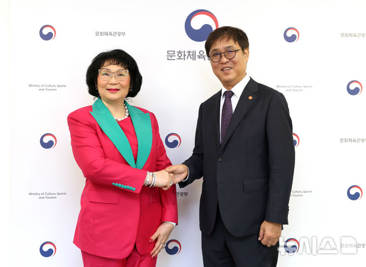 [서울=뉴시스]최휘영 문체부 장관, 쿠닝 IOC 위원과 국제스포츠 협력 논의. (사진=문체부 제공)