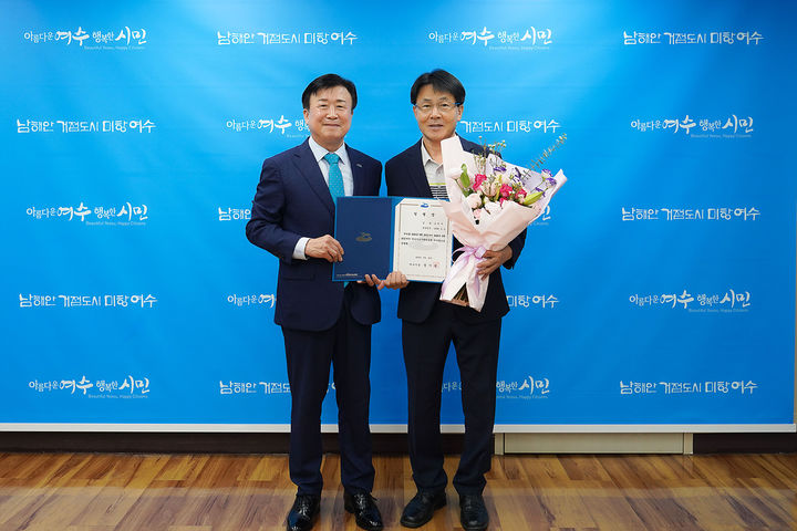 [여수=뉴시스] 26일 여수시청에서&nbsp; 정기명 여수시장과 송병구 여수시도시관리공단 이사장이 사진촬영하고 있다. (사진=여수시 제공) 2025.09.26.&nbsp; photo@newsis.com&nbsp; *재판매 및 DB 금지