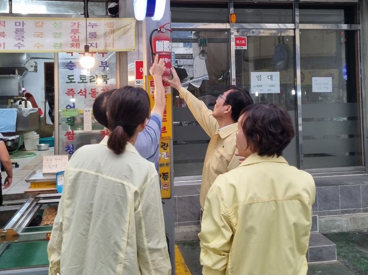 [대구=뉴시스] 대구 남구는 다가오는 추석을 맞아 주민들이 안심하고 전통시장을 이용할 수 있도록 안전 점검을 시행했다. (사진=대구 남구 제공) 2025.09.26. photo@newsis.com *재판매 및 DB 금지