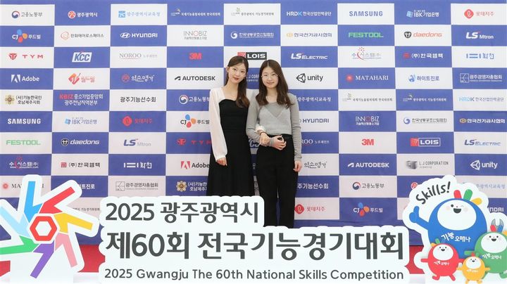 [서울=뉴시스] 제61회 전국기능경기대회 헤어디자인 직종으로 출전해 국무총리상을 수상한 김규민(오른쪽)양과 그의 스승 정다운 대표(왼쪽). 정 대표는 2020년 전국대회에서 금메달과 2022년 국제대회에서 은메달을 수상해 남다른 사제관계로 눈길을 끌었다. 2025.09.26. (사진=한국산업인력공단 제공) *재판매 및 DB 금지