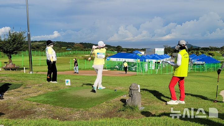 [제주=뉴시스] 농협중앙회 제주본부(본부장 고우일)는 지난 25일 제주시 회천파크골프장에서 '제1회 농협중앙회장배 농업인 파크골프대회 제주 예선'을 개최했다. 사진은 농업인 선수들이 기량을 겨루는 모습. (사진=농협중앙회 제주본부 제공) 2025.09.26. photo@newsis.com *재판매 및 DB 금지