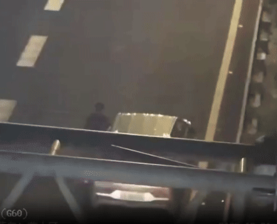 [뉴시스]중국의 한 고속도로에서 전기차 배터리가 방전되자 운전자가 차량을 직접 밀고 이동하는 장면이 포착됐다.(영상=중국신문조간 캡쳐).2025.09.26 *재판매 및 DB 금지