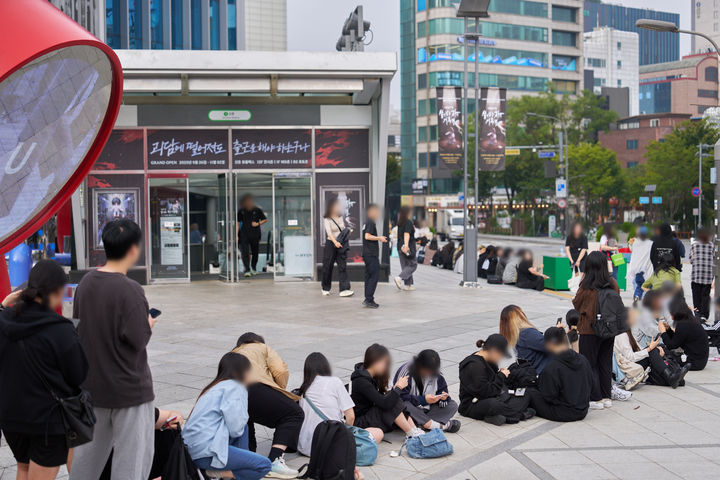 [서울=뉴시스] '괴담출근' 팝업스토어에 입장하기위한 대기줄이 신촌역 앞까지 늘어져 있다. (사진=카카오엔터테인먼트 제공) 2025.09.26 photo@newsis.com *재판매 및 DB 금지
