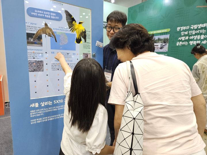 [부산=뉴시스] 박광온 기자 =사진은 26일 부산 해운대구 벡스코에서 열린 '제1회 동물보호의 날' 기념 행사에 반려견을 동반한 반려인들이 참석하고 있는 모습. 2025.0926. photo@newsis.com *재판매 및 DB 금지