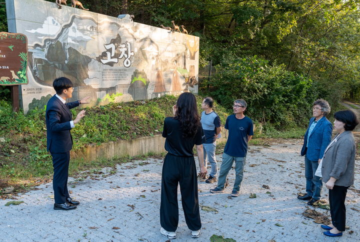[고창=뉴시스] 지난 18일 고창 솔재생태복원지에서 고창문화관광재단 관계자와 자연환경 조사 전문가, 한국산림복지진흥원 및 전북생명의숲 관계자 등이 방장산의 자연환경조사 및 생태관광행사 추진을 위한 현장간담회를 진행 중이다. *재판매 및 DB 금지