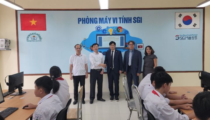 [서울=뉴시스] 베트남 드림클래스 참가자들이 기념촬영을 하고 있다. (사진=SGI서울보증 제공) 2025.09.26. photo@newsis.com&nbsp; *재판매 및 DB 금지