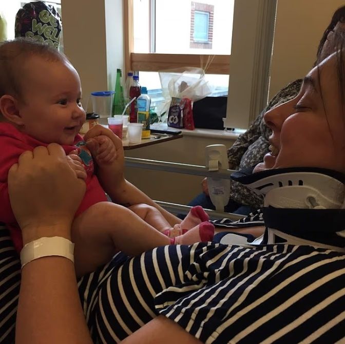 [뉴시스] 하품하다 목뼈 부러진 헤일리 블랙과 그의 딸. 2025.09.26. (사진=데일리메일 캡처). *재판매 및 DB 금지