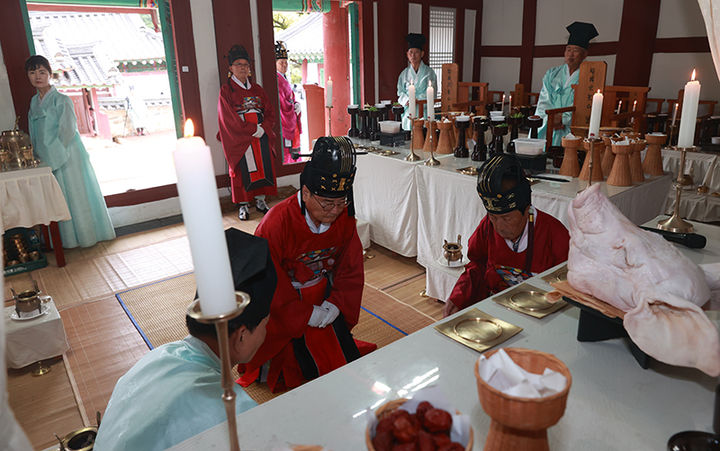 최명서 영월군수와 엄인영 영월향교 전교는 지난 25일 영월향교 대성전에서 추기 석전대제를 봉행하고 있다.(사진=영월군 제공) *재판매 및 DB 금지