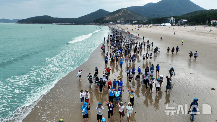 [광주=뉴시스] 전남 완도군(군수 신우철)은 26일 10월 한 달동안 신지명사십리 해수욕장 일원에서 '해양치유 맨발걷기 나눔 챌린지'를 진행한다고 밝혔다. (사진=완도군 제공). 2025.09.26. photo@newsis.com *재판매 및 DB 금지