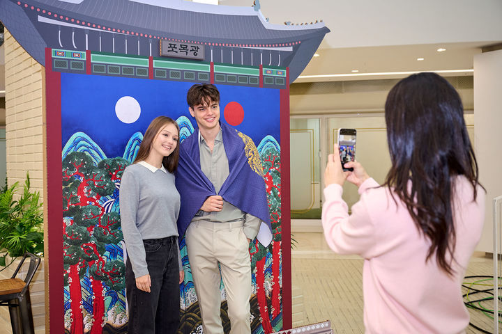 [서울=뉴시스] 스타필드 코엑스몰 '한국 문화 상품 굿즈' 팝업스토어. (사진=신세계프라퍼티 제공) *재판매 및 DB 금지