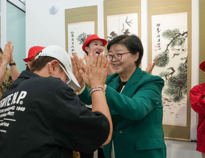 [서울=뉴시스] 이순희 강북구청장이 24일 자치회관 프로그램 발표 전시회를 찾아 주민들을 격려하고 있다. 2025.09.26. (사진=강북구 제공) *재판매 및 DB 금지