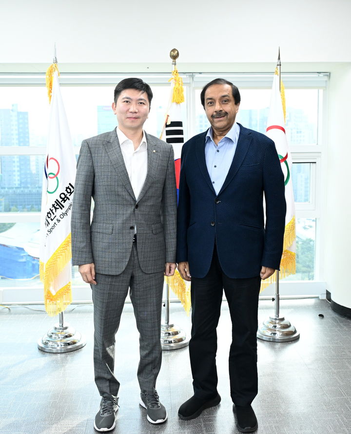 [서울=뉴시스]유승민 대한체육회장이 25일 타이얍 이크람 국제하키연맹(FIH) 회장과 스포츠 교류·협력 증진을 주제로 의견을 교환한 뒤 사진 촬영에 임하고 있다. (사진=대한체육회 제공) 2025.09.26, photo@newsis.com *재판매 및 DB 금지