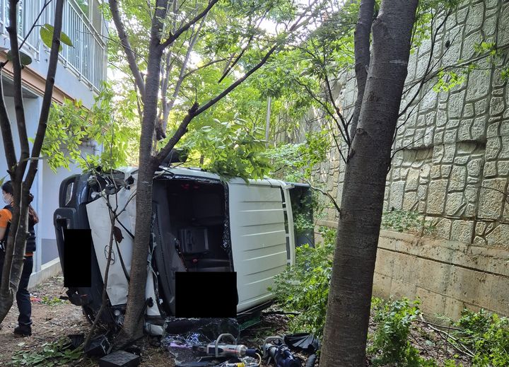 [공주=뉴시스] 26일 오전 10시13분께 충남 공주시 유구읍 유구아파트 뒷길에서 1t 트럭 한대가 SUV와 충돌 후 옹벽 아래로 추락했다. (사진=공주소방서 제공) 2025.09.26. photo@newsis.com *재판매 및 DB 금지