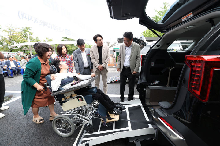 [서울=뉴시스] 보조기기를 활용해 차량에 탑승하는 시승 장면. 2025.09.26. (사진=노원구 제공) *재판매 및 DB 금지