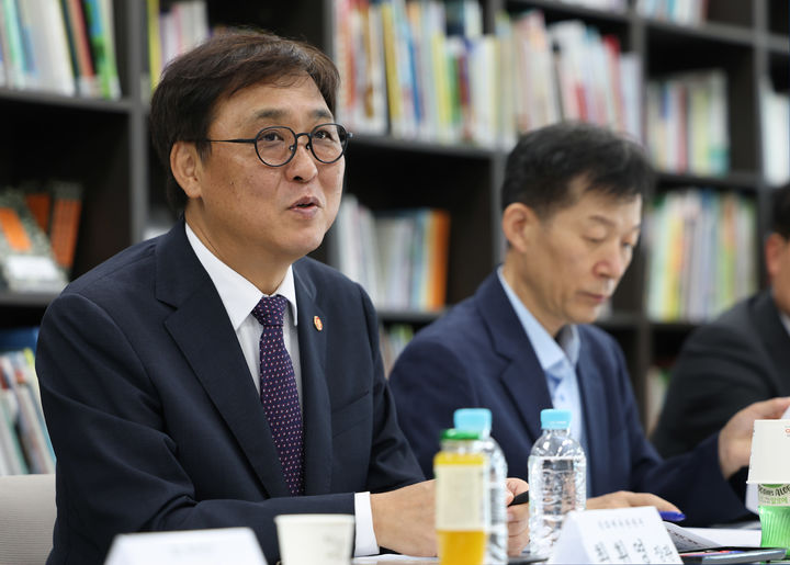 최휘영 문화체육관광부 장관이 26일 서울 마포구 한국출판문화산업진흥원 서울사무소에서 열린 ‘출판계 소통 간담회’에 참석해 출판계 현장 전문가들과 출판산업 발전을 위한 분야별 지원방안을 논의하고 있다. (사진=문체부 제공) *재판매 및 DB 금지