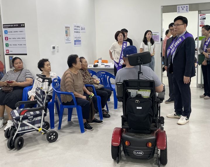 [청주=뉴시스] 이동옥(오른쪽) 충북도 행정부지사가 26일 청주시 상당구 금천동행정복지센터에서 민생회복 소비쿠폰 현장 안내 캠페인을 하고 있다.(사진=충북도 제공) 2025.09.26. photo@newsis.com *재판매 및 DB 금지