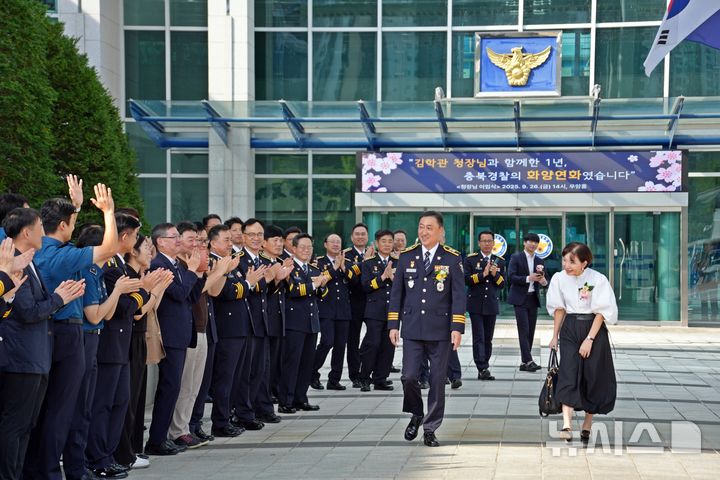 [청주=뉴시스] 김학관 충북경찰청장이 26일 이임식을 마친 뒤 청사를 나서며 직원들의 박수를 받고 있다. (사진=충북경찰청 제공) 2025.09.26. photo@newsis.com