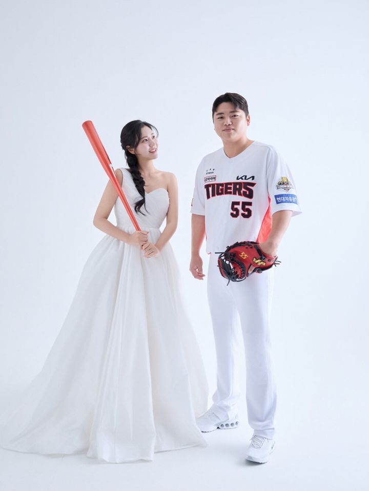 [서울=뉴시스] 야구선수 한준수와 전직 치어리더 김이서 웨딩 사진. (사진=한준수 인스타그램 캡쳐) *재판매 및 DB 금지