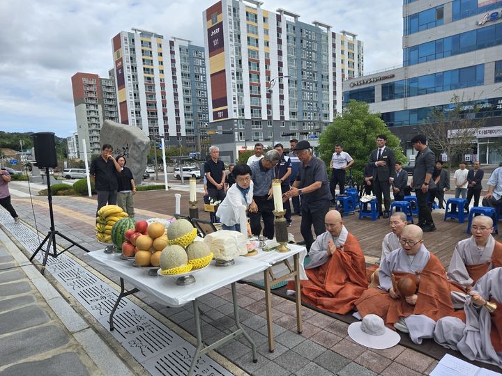 [고흥=뉴시스] 전남이주노동자인권네트워크와 이주노동자조합·조계종 사회노동위원회가 26일 오전 전남 고흥군청 앞에서 '고흥 양식장 이주노동자 49재'를 진행하고 있다. (사진 = 전남이주노동자인권네트워크 제공) 2025.09.26. photo@newsis.com *재판매 및 DB 금지