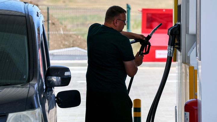 [서울=뉴시스]우크라이나의 드론 공격으로 러시아 전국과 점령 지역의 주유소들이 점점 고갈되고 있는 가운데 러시아는 연말까지 연료 수출을 금지했다고 있다고 CNN이 25일(현지시간) 보도했다. 사진은 러시아 주유소에서 한 시민이 주유하는 모습. <사진 출처 : 모스크바 타임스> 2025.09.26.