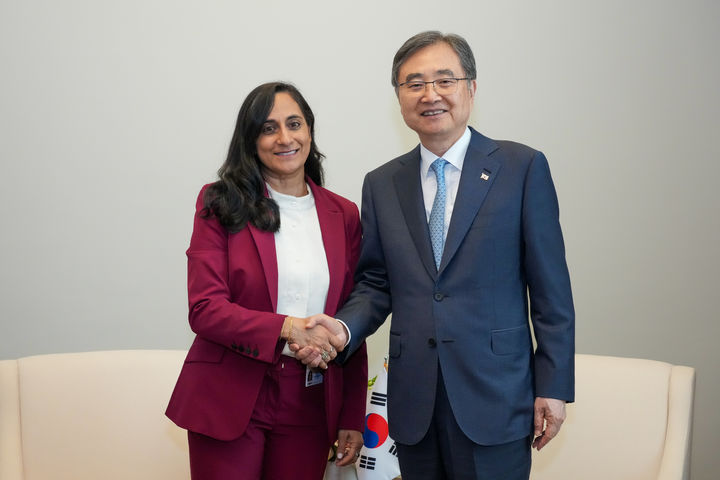 [서울=뉴시스] 한-캐나다 외교장관 회담. (사진=외교부 제공) 2025.09.26 *재판매 및 DB 금지