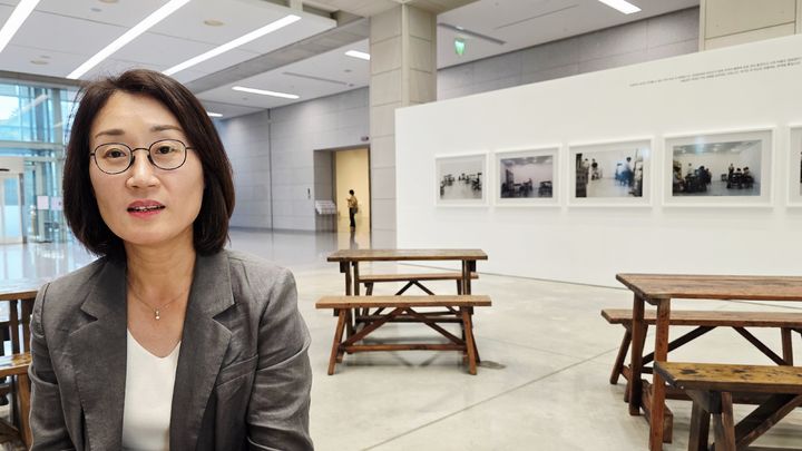 [사진=박현주미술전문기자]26일 대구미술관에서 만난 강효연 학예실장이 이강소의 선술집을 재현한 공간을 설명하고 있다. *재판매 및 DB 금지