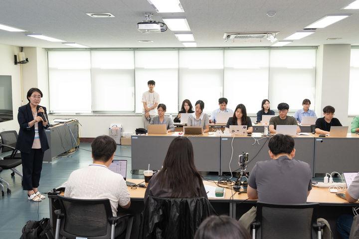 [제주(서귀포)=뉴시스] 이혜숙 국립기상과학원 인공지능기상연구과장이 지난 24일 제주 서귀포시 기상청 국립기상과학원에서 AI 기반 기상예측 기술 현황을 소개하고 있다. (사진=기상청) 2025.09.24 photo@newsis.com *재판매 및 DB 금지