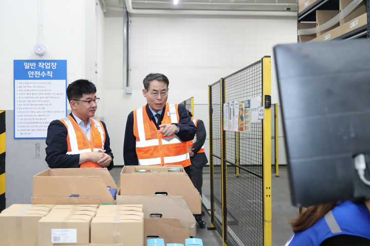 [서울=뉴시스] 강희업 국토교통부 제2차관은 26일 오후 경기 군포시 CJ대한통운 네이버 풀필먼트센터를 찾아 안전관리 상황을 점검했다. (사진=국토부 제공) 2025.09.26. photo@newsis.com *재판매 및 DB 금지