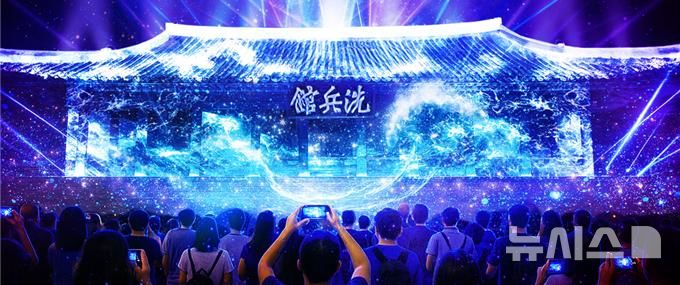 [통영=뉴시스]26일 개막한 2025 국가유산 미디어아트 통영 삼도수군통제영의 대표 프로그램 '평화의 은하수'.(사진=경남도 제공) 2025.09.26. photo@newsis.com