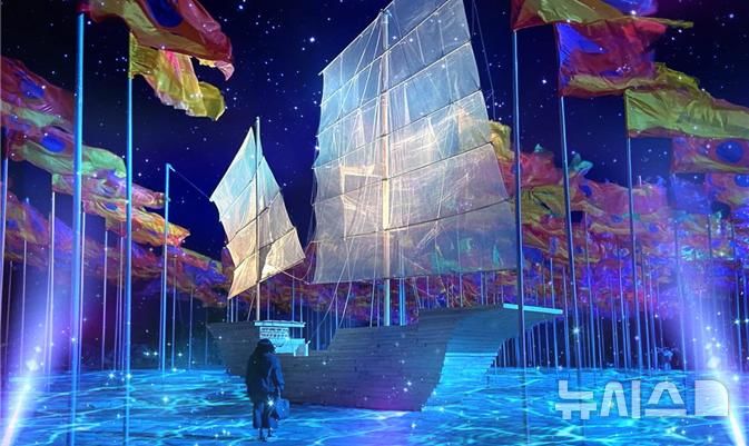 [통영=뉴시스]26일 개막한 2025 국가유산 통영 삼도수군통제영의 '맹세의 바다' 미디어아트.(사진=경남도 제공) 2025.09.26. photo@newsis.com