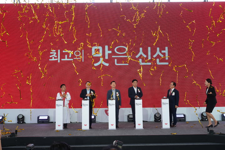 [익산=뉴시스] 26일 전북 익산에서 열린 'NS푸드페스타'에서 (오른쪽부터) 조향목 NS홈쇼핑 대표, 김경진 익산신의회 의장, 김홍국 하림 회장, 정헌율 익산시장이 개막식을 축하하고 있다.(사진=NS홈쇼핑 제공) *재판매 및 DB 금지