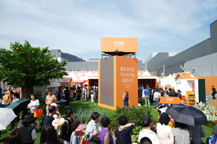 [익산=뉴시스] 26일 전북 익산에서 열린 'NS푸드페스타'의 오드그로서 브랜드존에 관람객이 줄지어 입장을 기다리고 있다.(사진=NS홈쇼핑 제공) *재판매 및 DB 금지