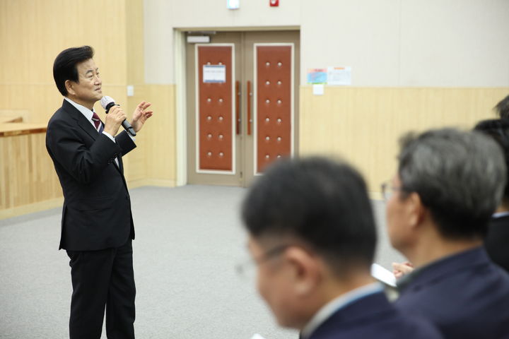 정동영 통일부 장관이 통일부 국립통일교육원 한반도통일미래센터가 26~27일 1박2일 일정으로 연 '남북 사회문화교류 및 대북 인도지원단체 초청 행사' 첫날 특강을 하고 있다. (사진=통일부 제공) 2025.09.26. *재판매 및 DB 금지