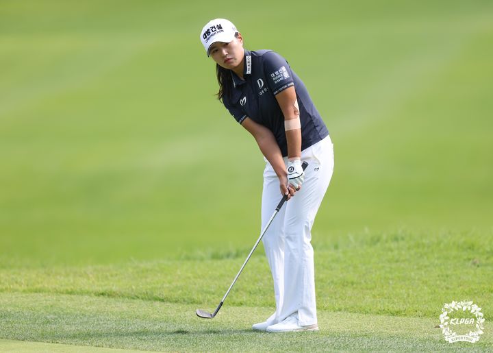 [서울=뉴시스] 26일 경기 여주 블루헤런GC에서 열린 제25회 하이트진로 챔피언십 2라운드 1번홀에서 성유진이 칩샷을 하고 있다. (사진=KLPGA 제공) 2025.09.26. photo@newsis.com *재판매 및 DB 금지