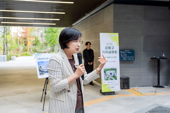 [서울=뉴시스] 강동숲속도서관을 소개하고 있는 이수희 강동구청장. 2025.09.28. (사진=강동구 제공) *재판매 및 DB 금지
