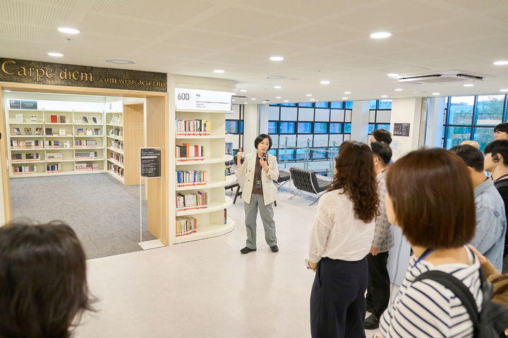 [서울=뉴시스] 강동중앙도서관 2층 ‘카르페디엠(Carpediem)’ 공간 소개. 2025.09.28. (사진=강동구 제공) *재판매 및 DB 금지