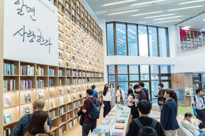 [서울=뉴시스]강동숲속도서관 2층 최재천의 서재. 2025.09.28. (사진=강동구 제공) *재판매 및 DB 금지